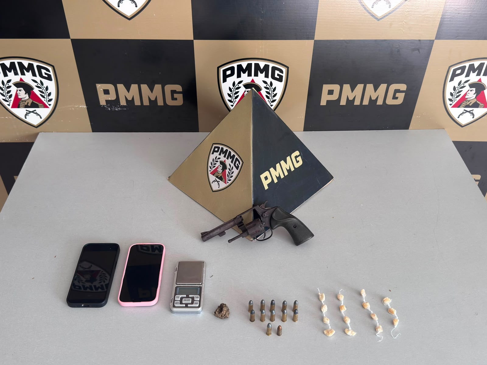 PM APREENDE ARMA DE FOGO E DROGAS EM DIVINO