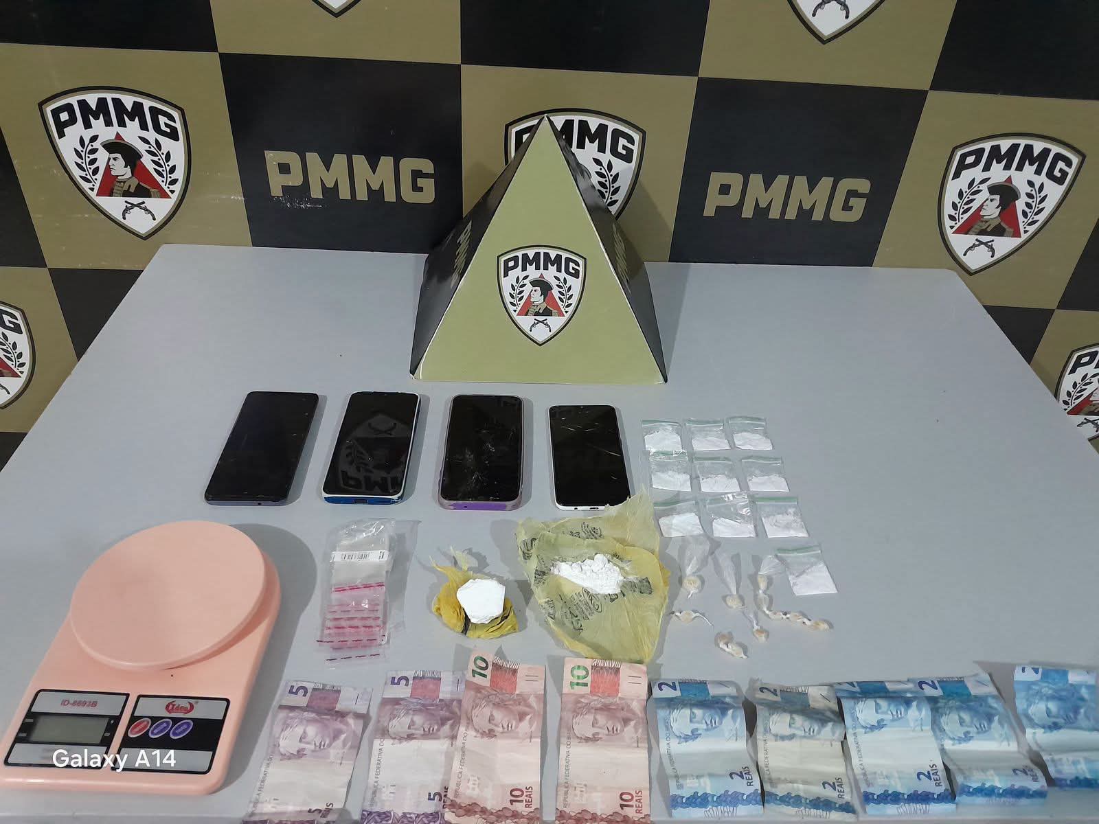 PMMG PRENDE DOIS AUTORES POR TRÁFICO DE DROGAS EM DIVINO
