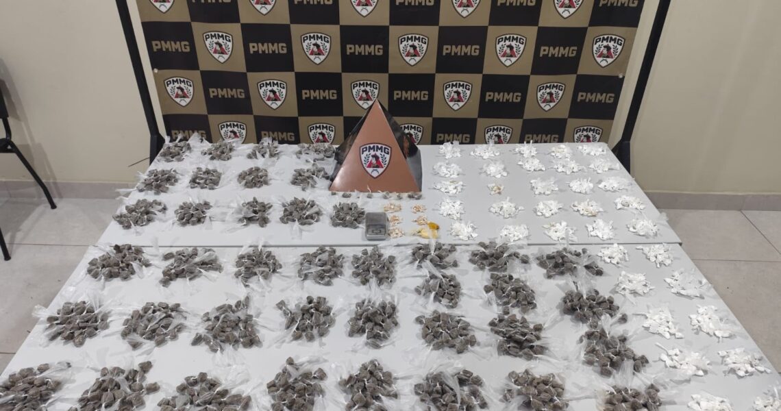 PMMG PRENDE HOMEM E APREENDE QUASE 2 MIL PORÇÕES DE DROGAS NO BAIRRO SANTA TEREZINHA, EM MURIAÉ