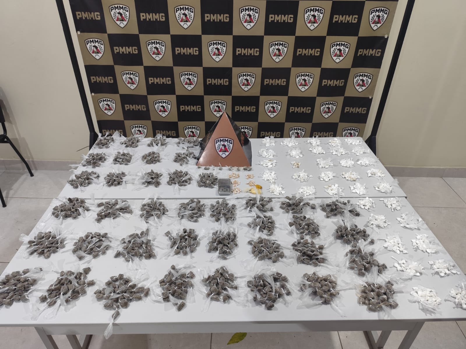 PMMG PRENDE HOMEM E APREENDE QUASE 2 MIL PORÇÕES DE DROGAS NO BAIRRO SANTA TEREZINHA, EM MURIAÉ