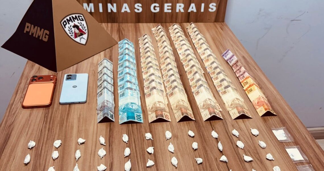 PMMG PRENDE HOMEM POR TRÁFICO DE DROGAS E APREENDE ENTORPECENTES, DINHEIRO E MOTOCICLETA EM FERVEDOURO