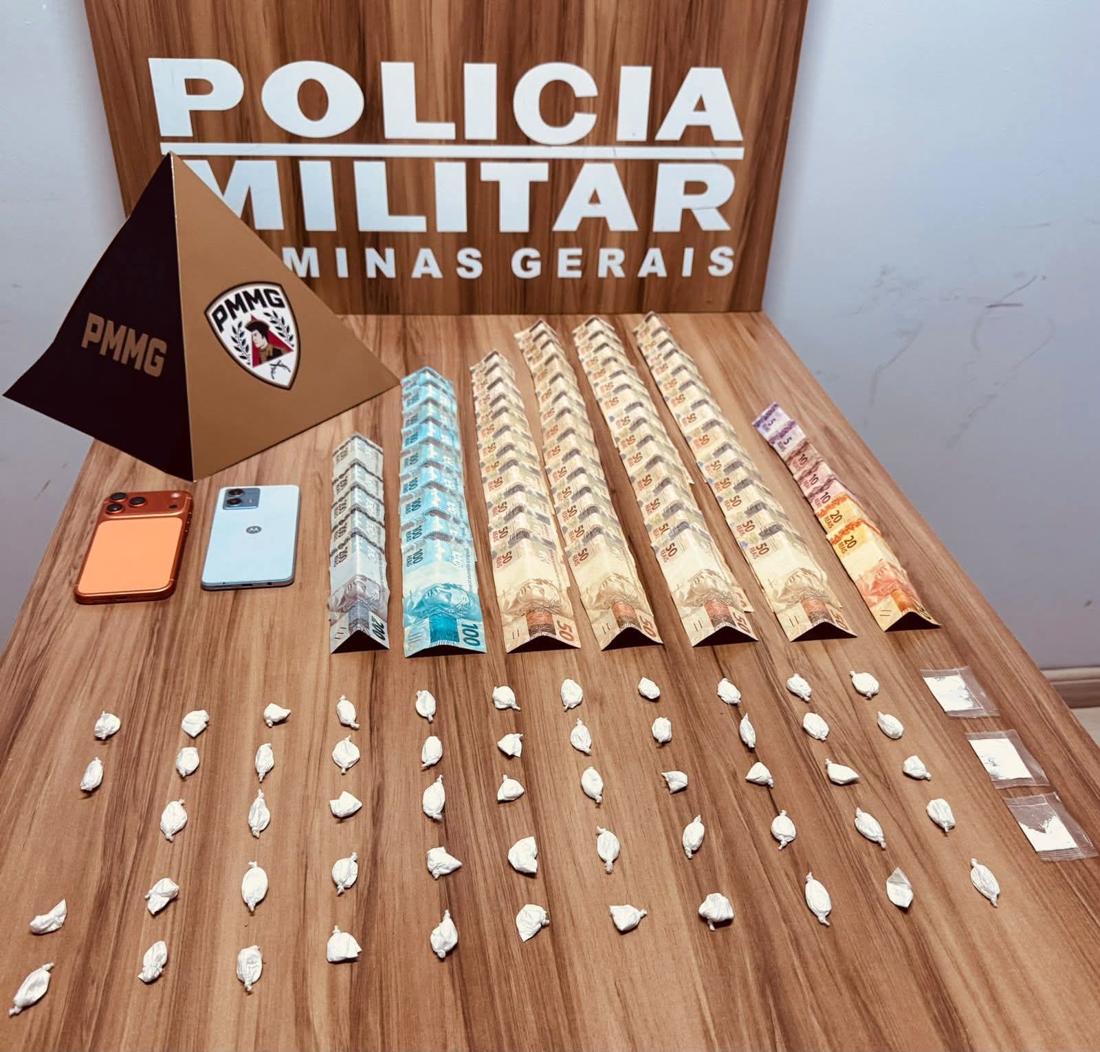 PMMG PRENDE HOMEM POR TRÁFICO DE DROGAS E APREENDE ENTORPECENTES, DINHEIRO E MOTOCICLETA EM FERVEDOURO