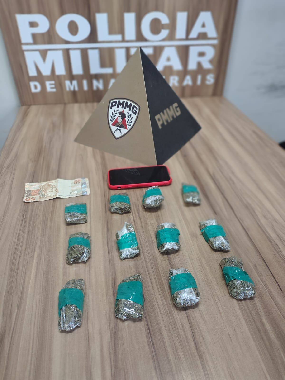 PMMG – APREENDE GRANDE QUANTIDADE DE COCAÍNA E PRENDE DOIS HOMENS POR TRÁFICO DE DROGAS DURANTE OPERAÇÃO NOS BAIRROS SANTO ONOFRE E CHEVRAND – CARANGOLA/MG.