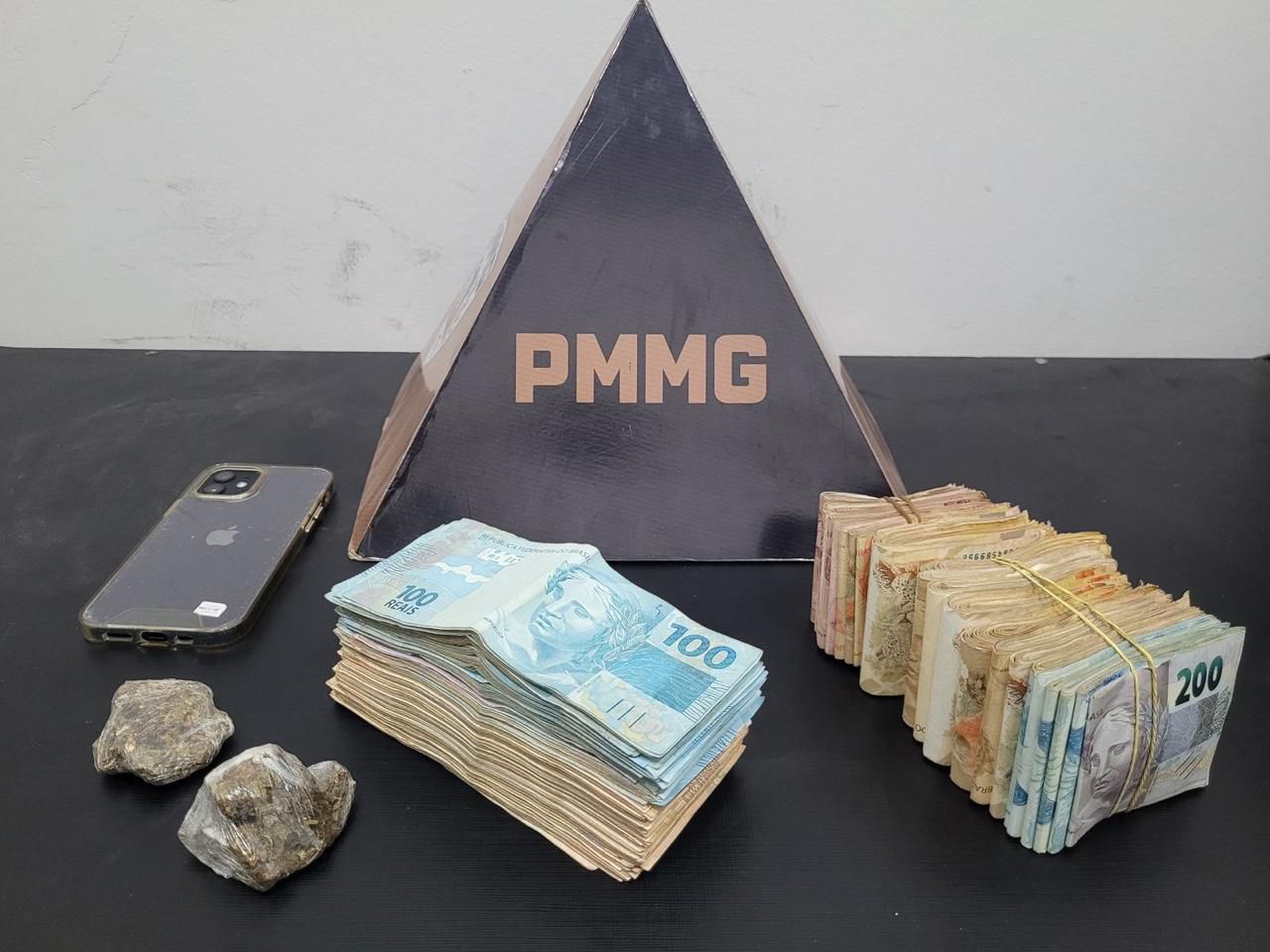 PM APREENDE GRANDE QUANTIDADE DE DROGAS NO BAIRRO SAFIRA EM MURIAÉ