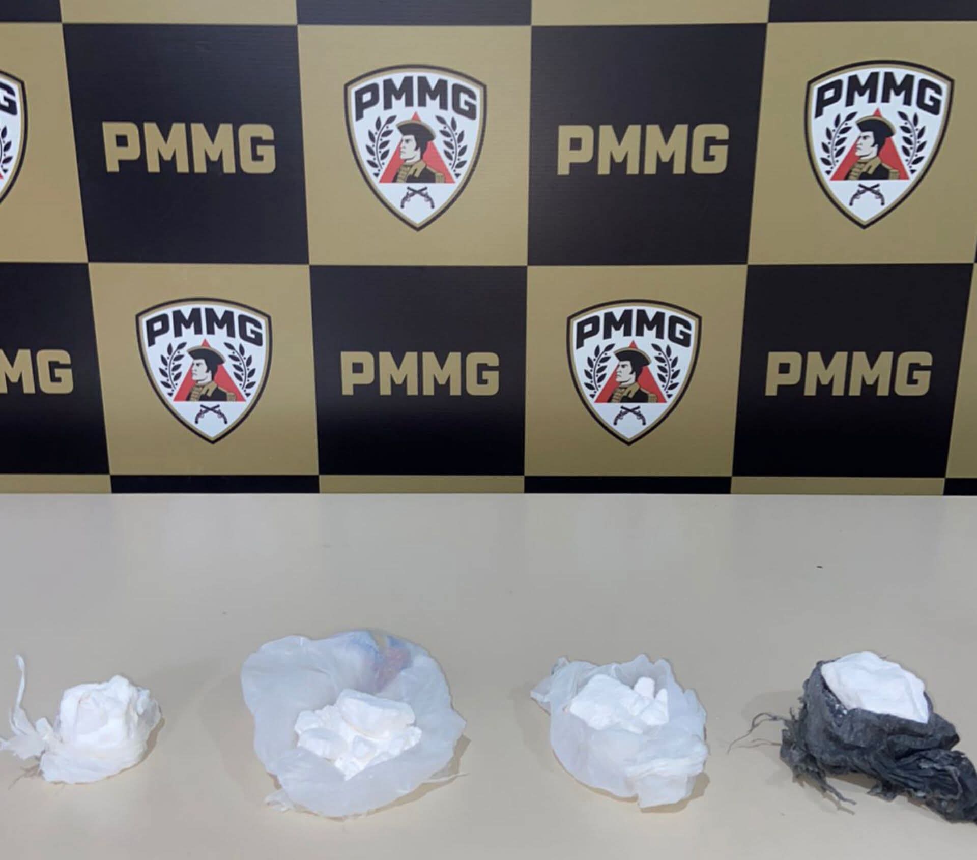 PMMG PRENDE MULHER POR TRÁFICO DE DROGAS NO BAIRRO TRIÂNGULO EM CARANGOLA