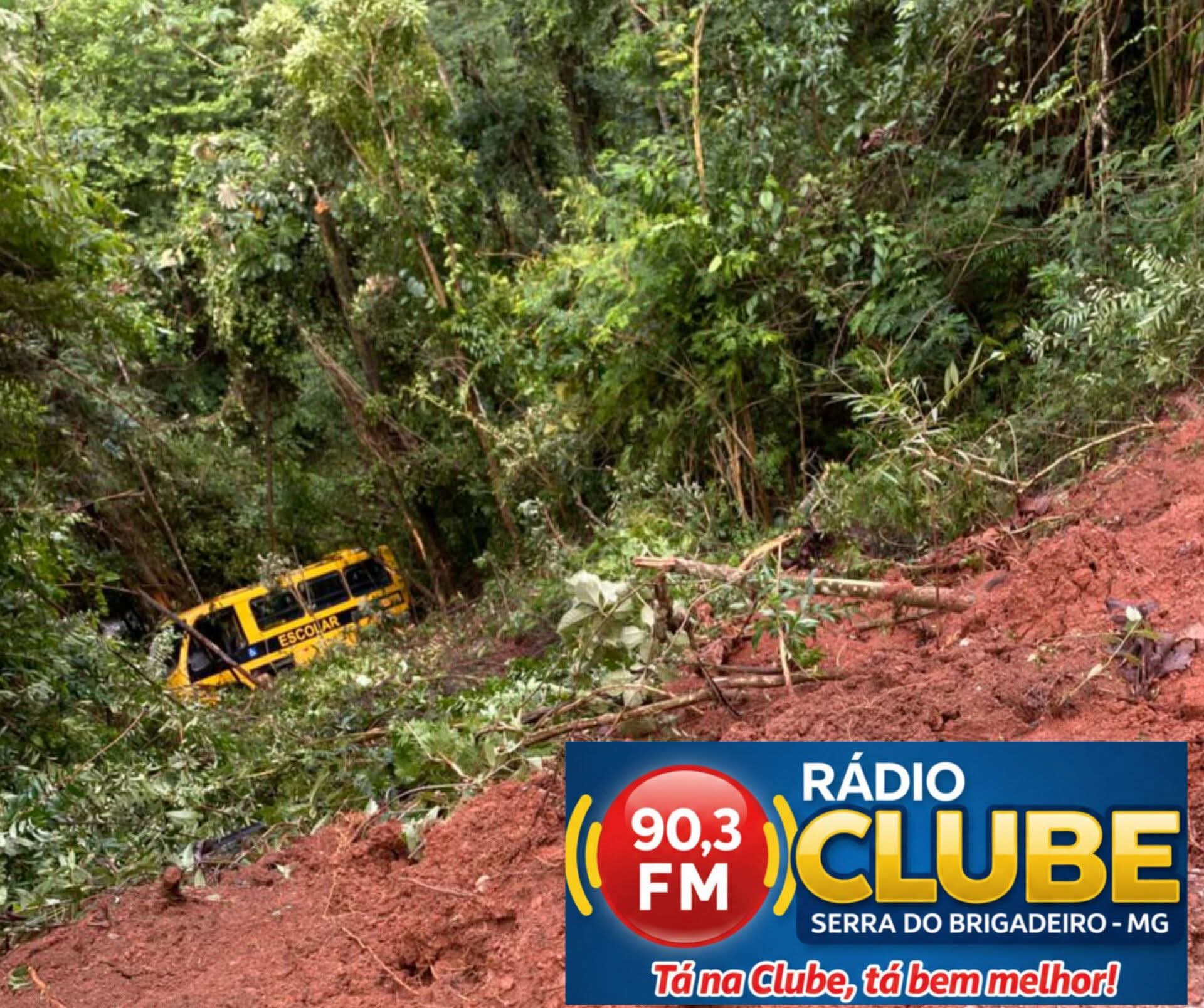 ÔNIBUS DESCE RIBANCEIRA NA ESTIVA PRÓXIMO A FERVEDOURO