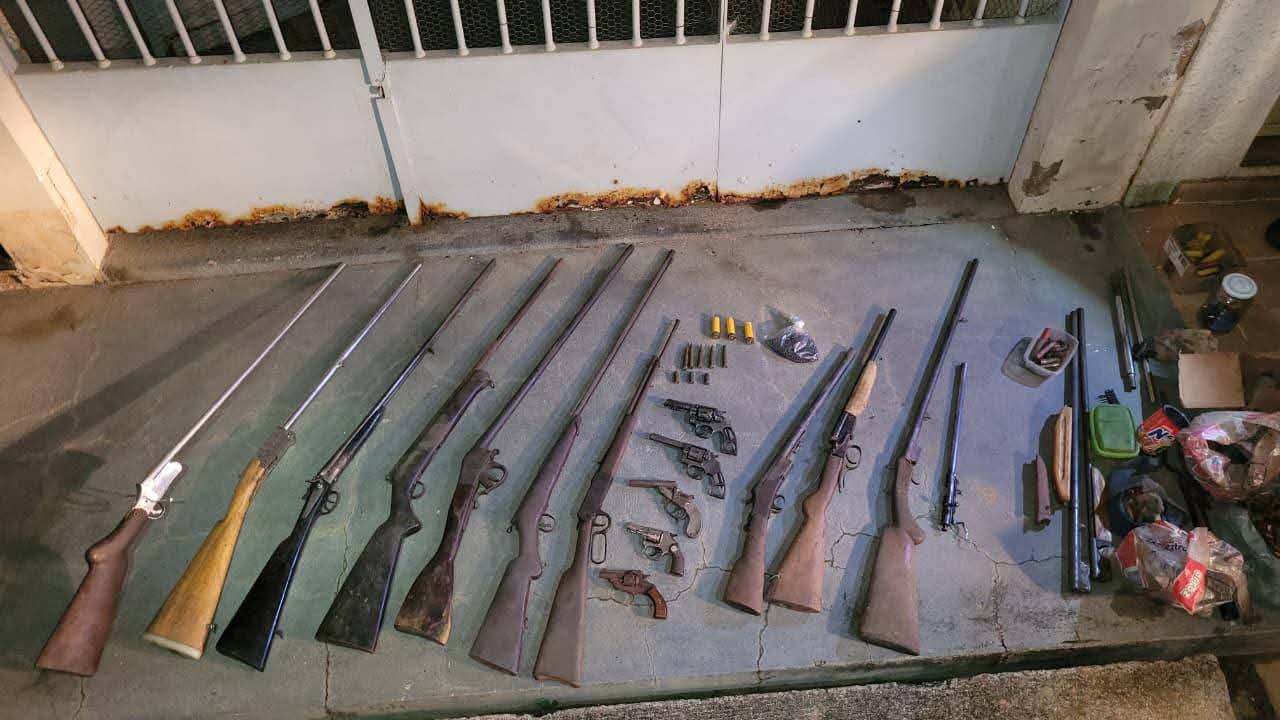 EM OPERAÇÃO CONJUNTA, PMMG E PMERJ APREENDEM ARSENAL COM 16 ARMAS E MUNIÇÕES DE GROSSO CALIBRE