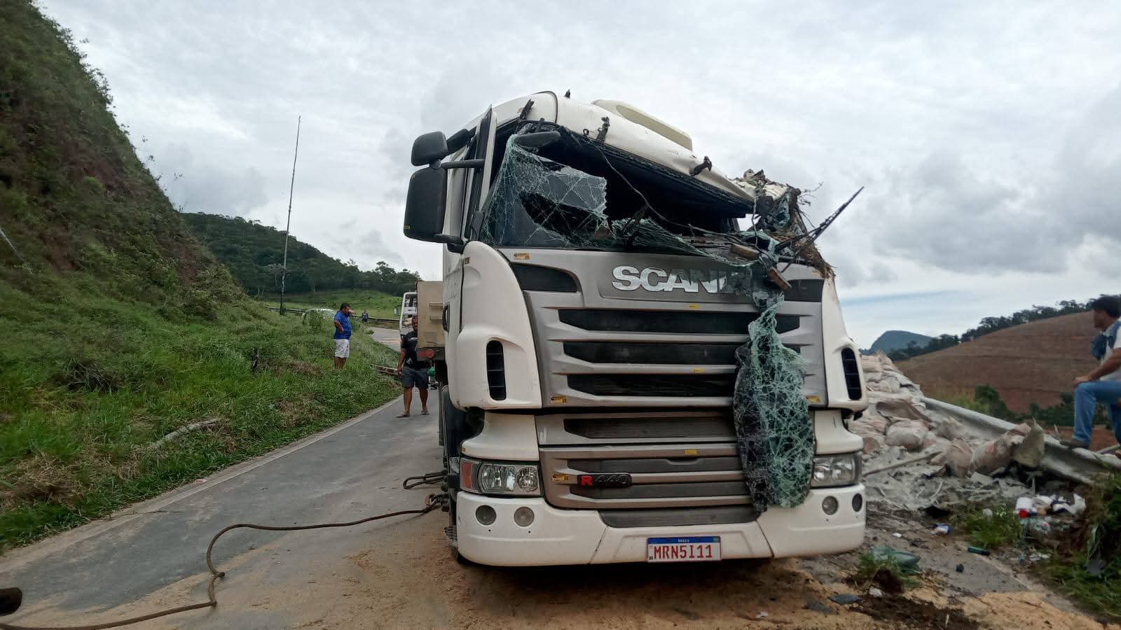 BITREM TOMBA CARREGADA DE SACOS DE CIMENTO