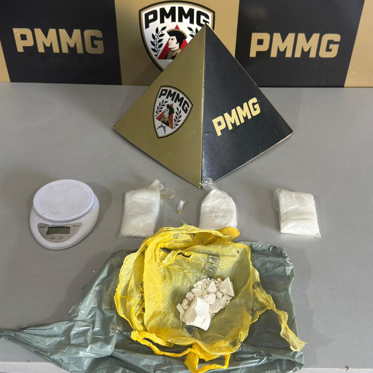 PMMG REALIZA PRISÃO POR TRÁFICO DE DROGAS DURANTE OPERAÇÃO PRÉ-CARNAVAL EM DIVINO