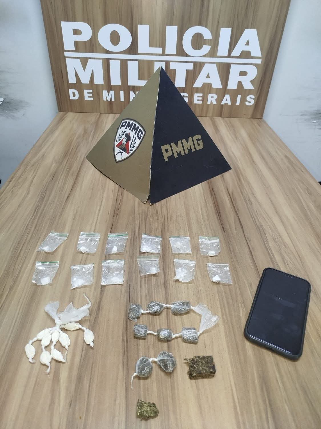 PMMG REALIZA PRISÃO POR TRÁFICO DE DROGAS NO BAIRRO VERMELHO EM MURIAÉ