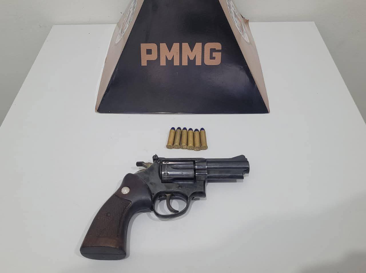 PMMG REALIZA PRISÃO POR PORTE ILEGAL DE ARMA DE FOGO EM MURIAÉ