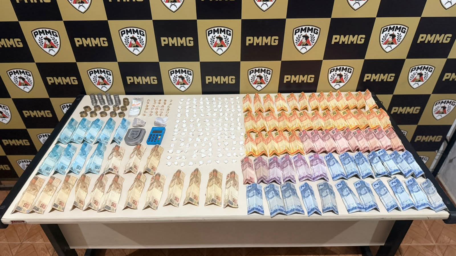 PMMG REALIZA PRISÃO DE CINCO AUTORES POR TRÁFICO DE DROGAS E APREENDE GRANDE QUANTIDADE DE MATERIAIS EM CARANGOLA