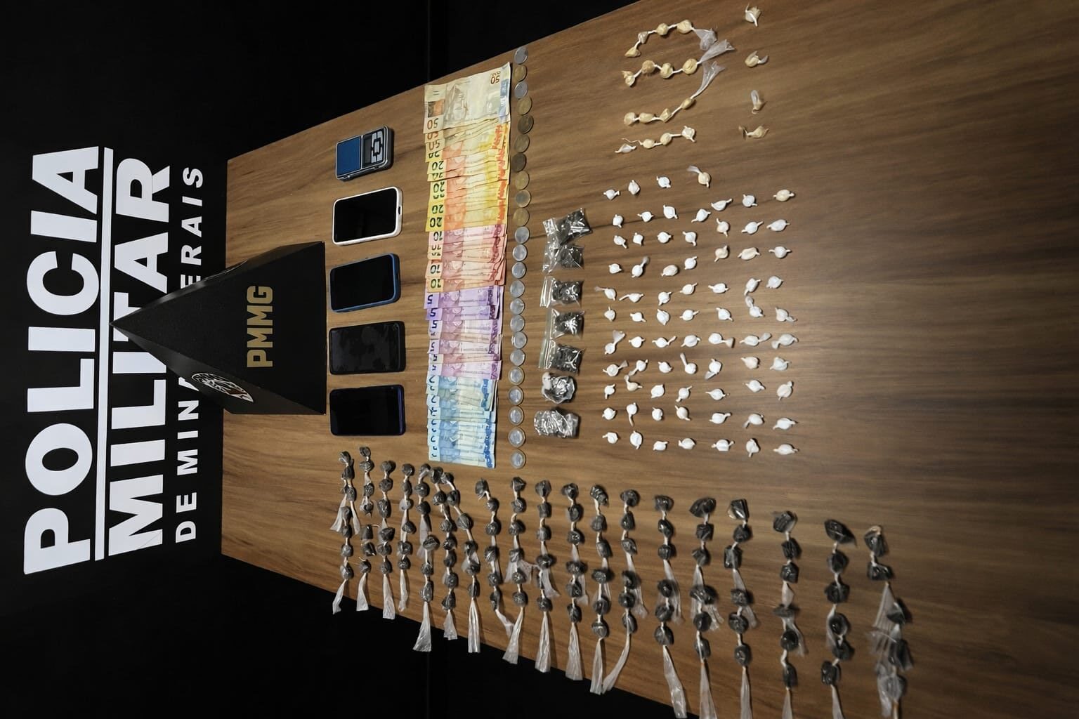 PMMG REALIZA GRANDE APREENSÃO DE DROGAS E DETÉM DOIS ENVOLVIDOS NO BAIRRO SANTA TEREZINHA EM MURIAÉ