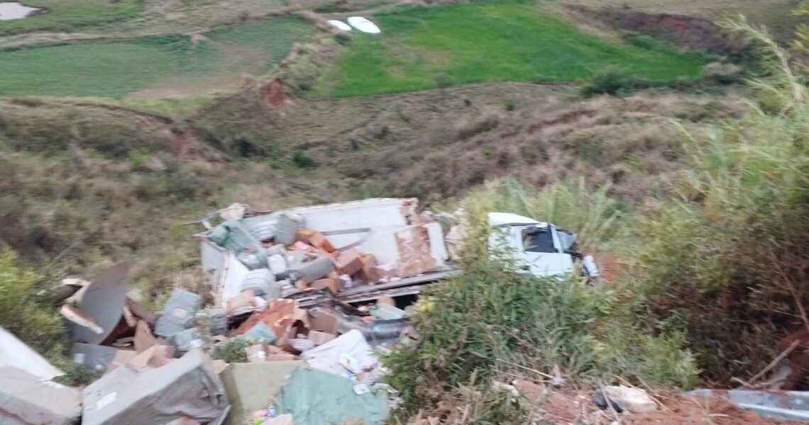 CRIANÇAS FICAM PRESAS ENTRE AS FERRAGENS  APÓS TOMBAMENTO DE CARRETA