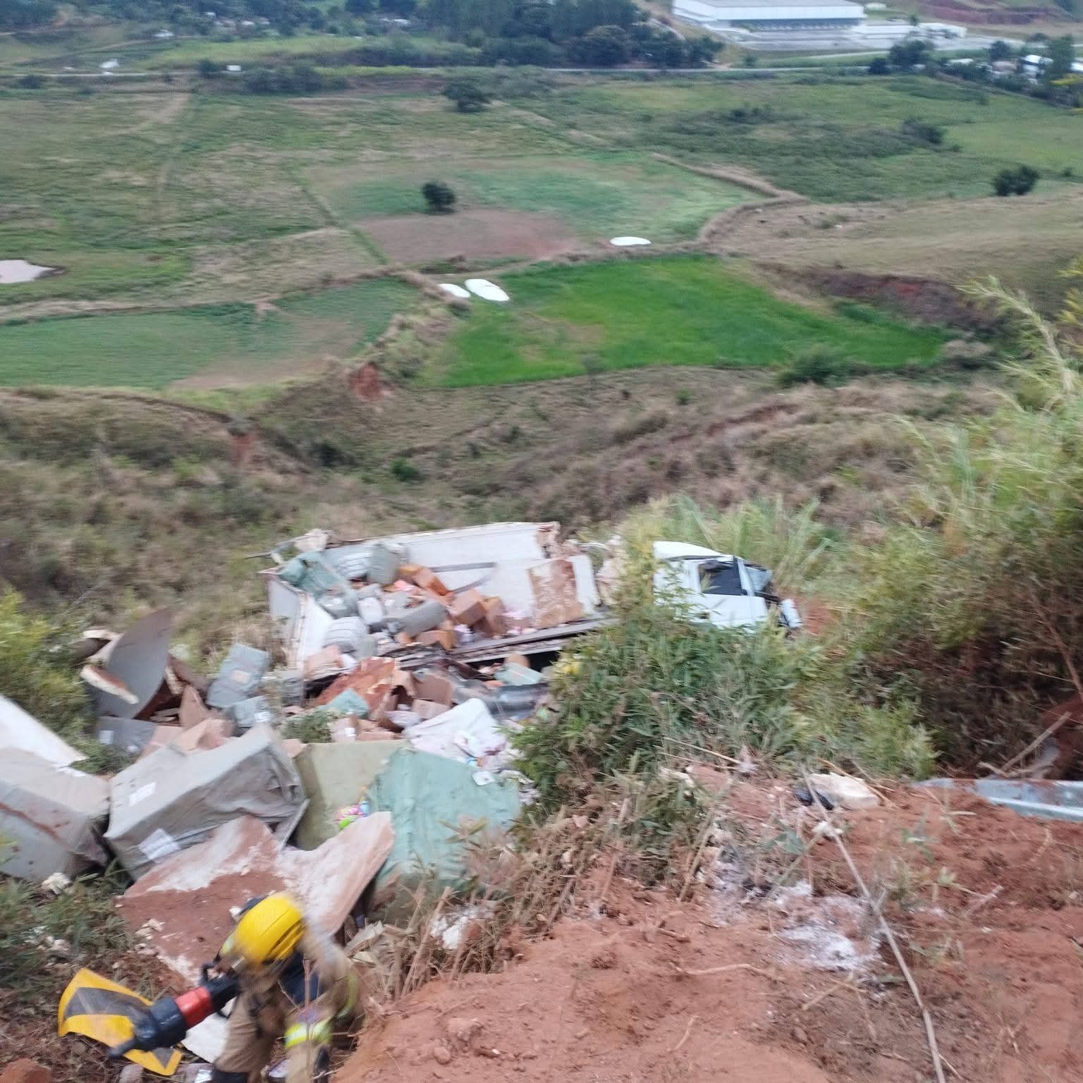 CRIANÇAS FICAM PRESAS ENTRE AS FERRAGENS APÓS TOMBAMENTO DE CARRETA
