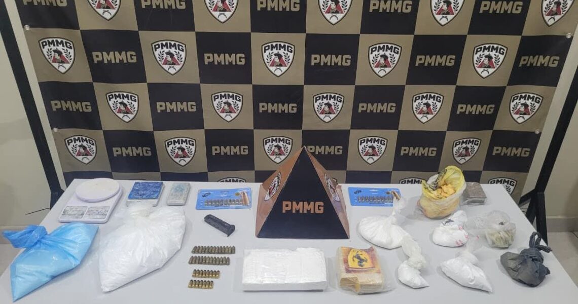 PMMG APREENDE DROGAS, 60 MUNIÇÕES E MATERIAIS UTILIZADOS NO TRÁFICO NO BAIRRO SANTO ANTÔNIO, EM MURIAÉ