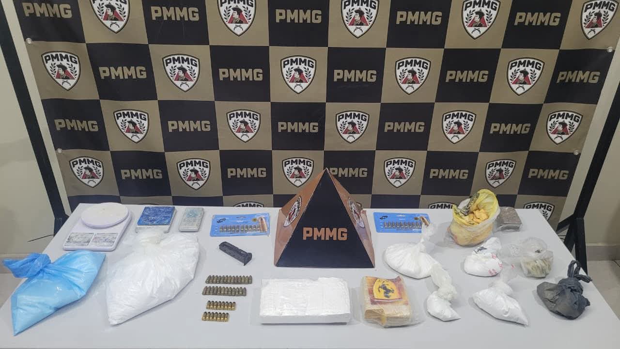 PMMG APREENDE DROGAS, 60 MUNIÇÕES E MATERIAIS UTILIZADOS NO TRÁFICO NO BAIRRO SANTO ANTÔNIO, EM MURIAÉ