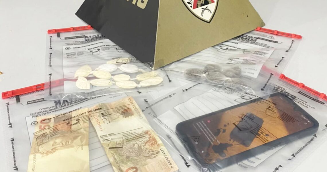 PMMG PRENDE HOMEM POR TRÁFICO DE DROGAS E APREENDE ENTORPECENTES NA MG-111, EM TOMBOS