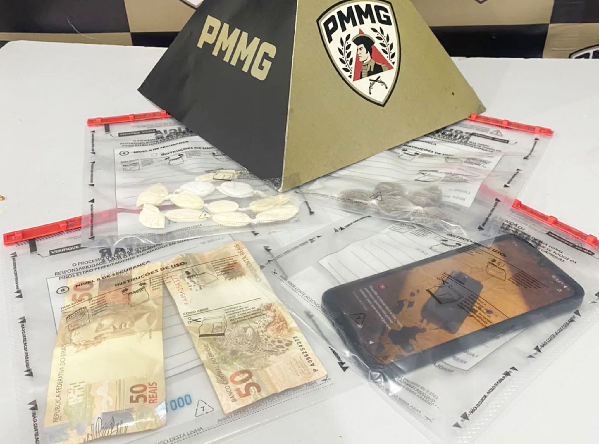 PMMG PRENDE HOMEM POR TRÁFICO DE DROGAS E APREENDE ENTORPECENTES NA MG-111, EM TOMBOS