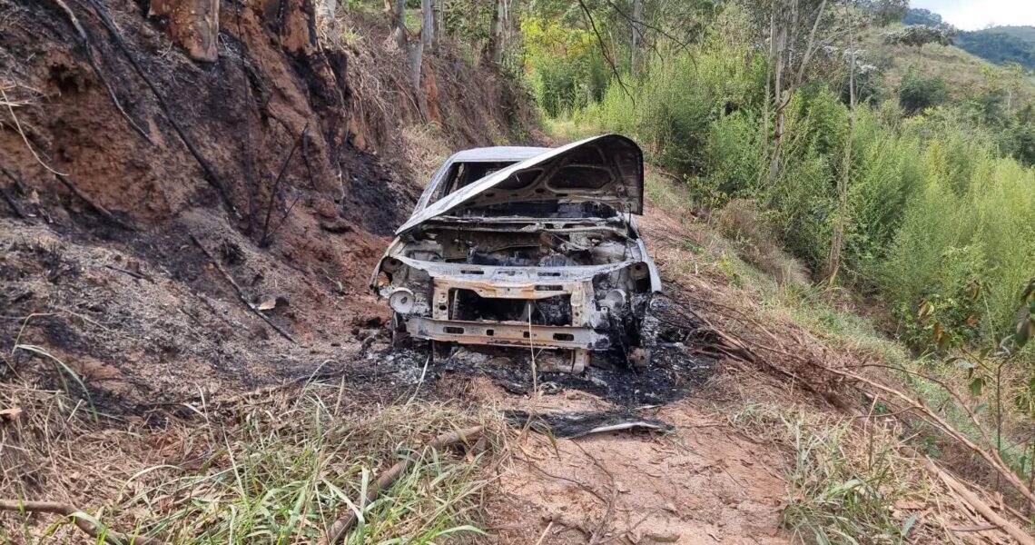 PMMG LOCALIZA VEÍCULO FURTADO TOTALMENTE INCENDIADO NA ZONA RURAL DE SÃO FRANCISCO DO GLÓRIA