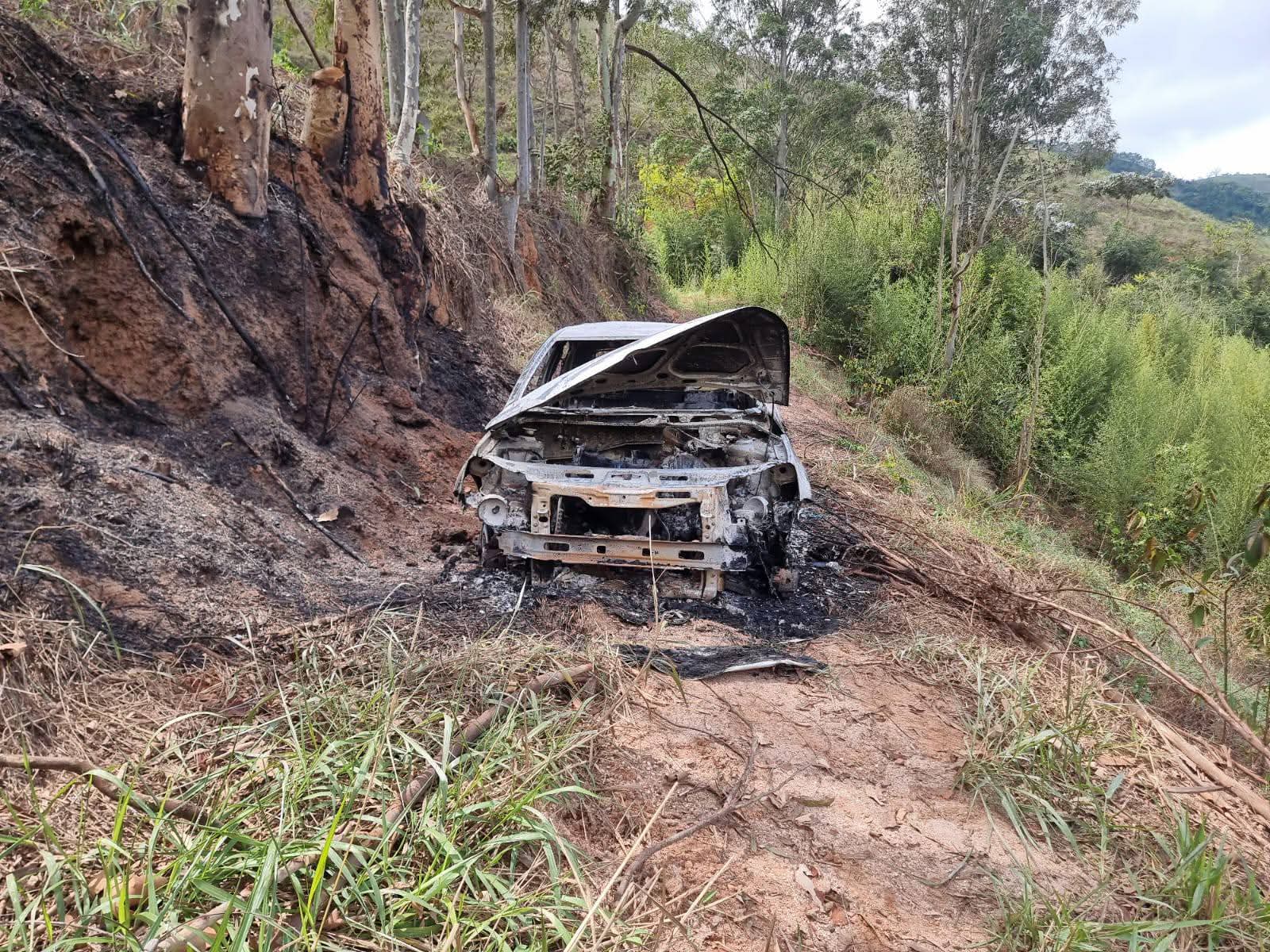PMMG LOCALIZA VEÍCULO FURTADO TOTALMENTE INCENDIADO NA ZONA RURAL DE SÃO FRANCISCO DO GLÓRIA