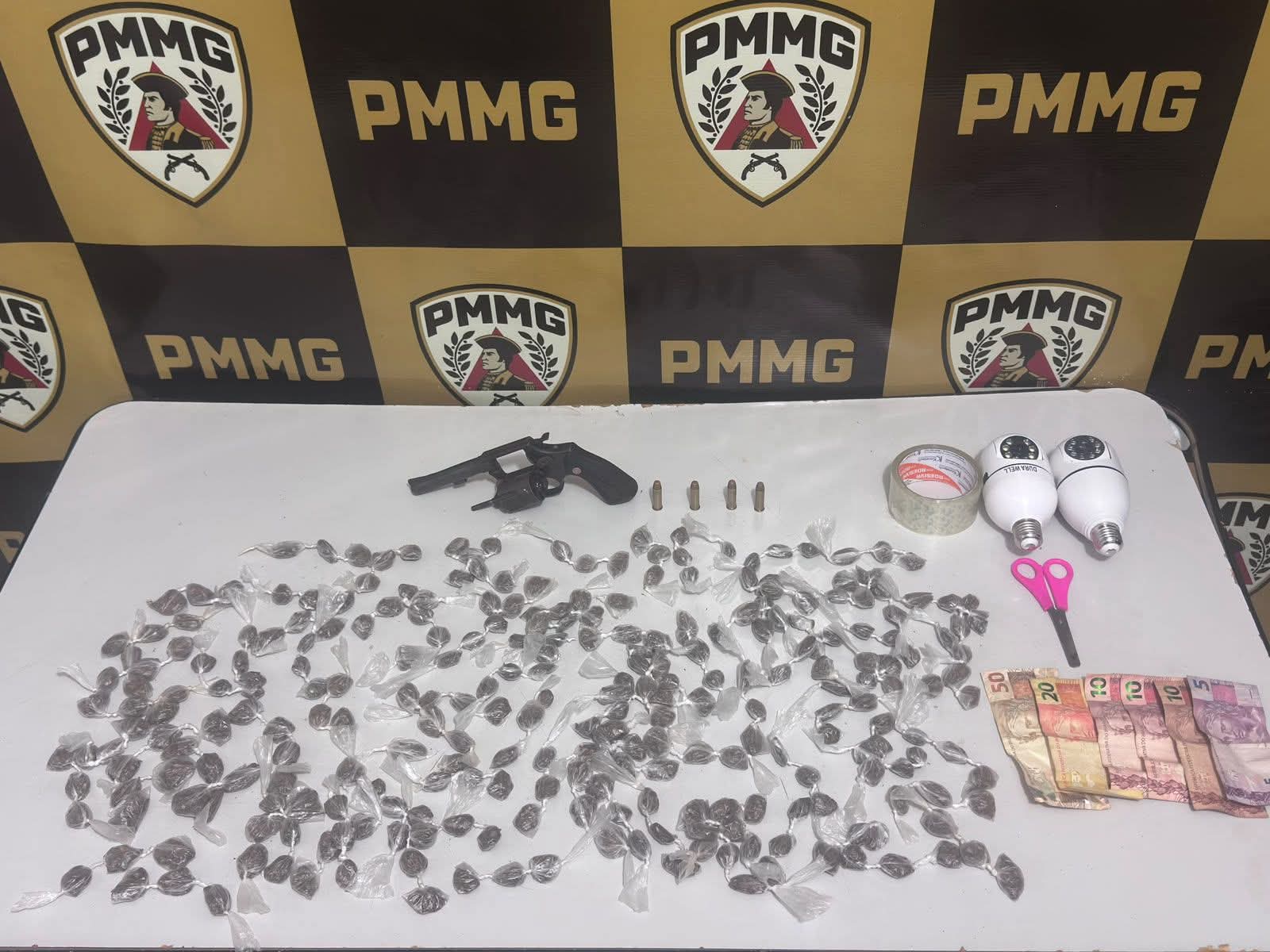 POLÍCIA MILITAR APREENDE MAIS DE 270 PORÇÕES DE MACONHA E ARMA DE FOGO DURANTE OPERAÇÃO EM ORIZÂNIA/M